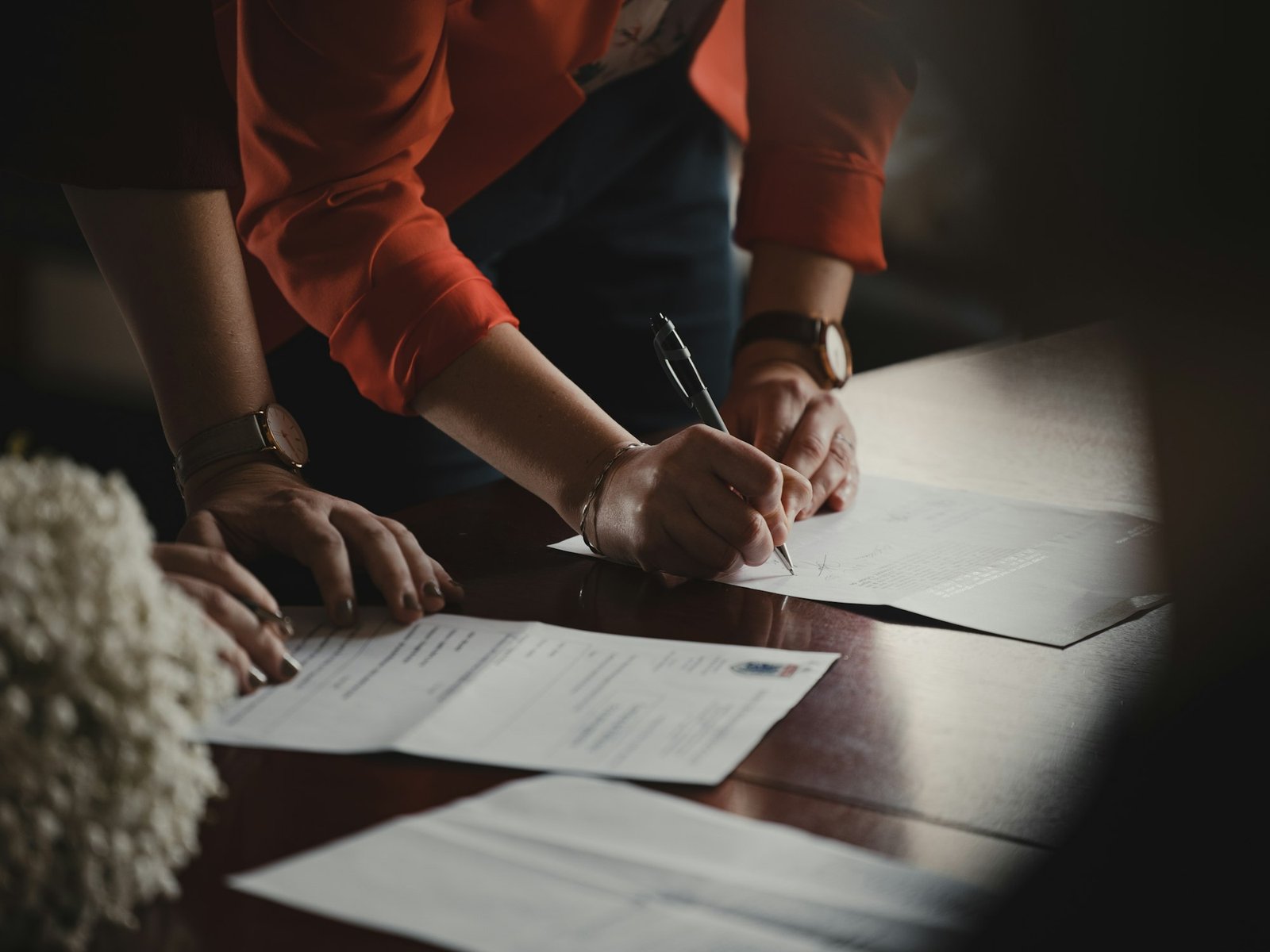 Firma de documentos en una reunión de trabajo